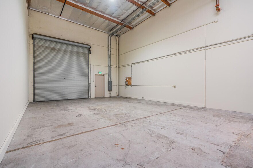 More Photos Of 4572 Telephone Rd, Ventura Warehouse For Lease