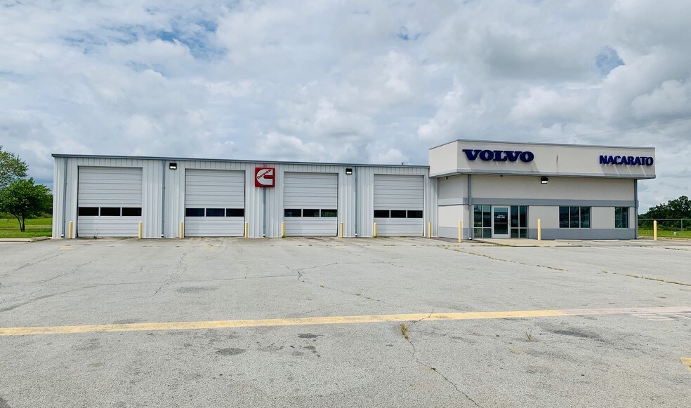 Primary Photo Of 118 Livestock Rd, Dickson Auto Repair For Sale