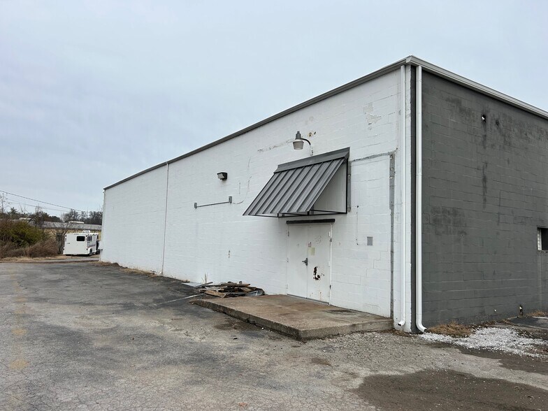 More Photos Of 130 N Locust Ave, Gallatin Freestanding For Lease