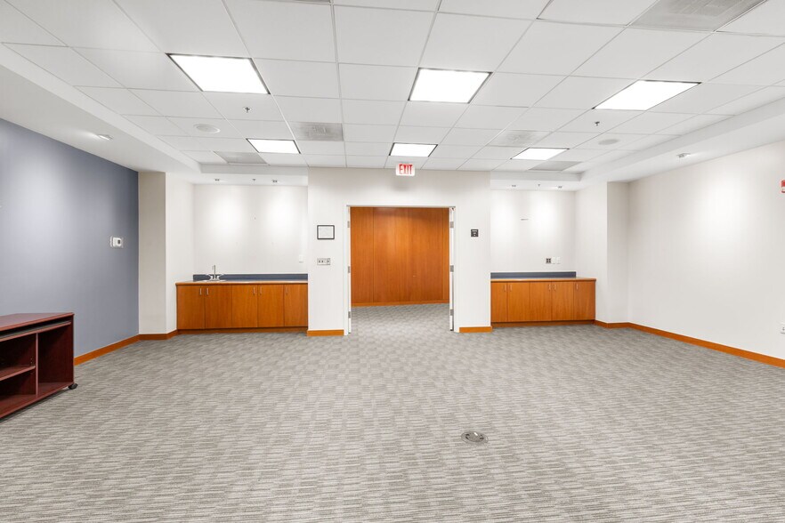 More Photos Of 10 Center St, Stafford Office For Lease