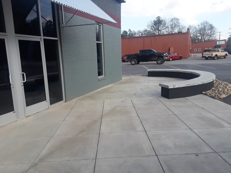More Photos Of 518 W North 1st St, Seneca Storefront Retail Office For Lease