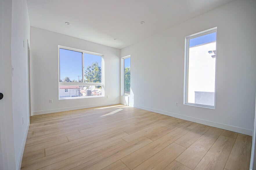 More Photos Of 6401 Odessa Ave, Lake Balboa Multifamily For Sale