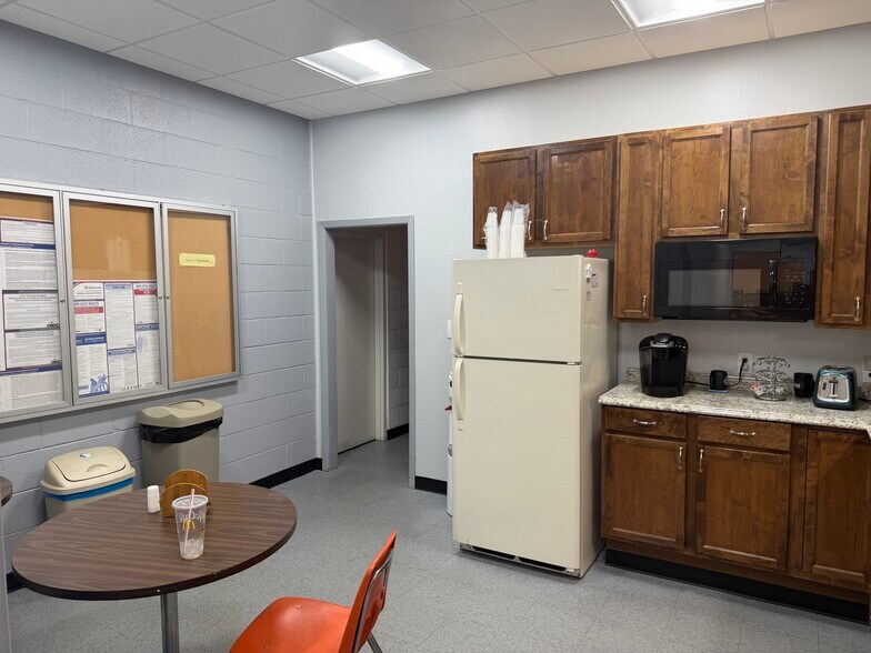 More Photos Of 1000 Pamela Dr, Euless Industrial For Sale