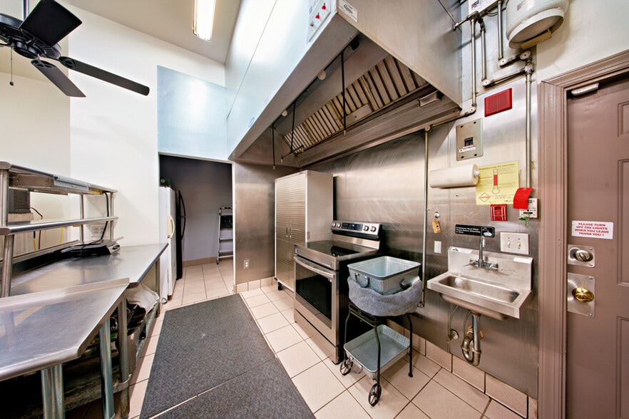 More Photos Of 128 Oakview Club Dr, Macon-Bibb Golf Course Driving Range For Sale