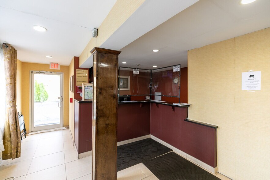 More Photos Of 16 Cheshire Rd, Pittsfield Hotel For Sale