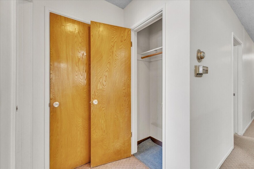 More Photos Of 18032 Ventura Blvd, Encino Medical For Lease