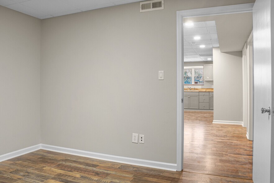 More Photos Of 300 E Gold St, Kings Mountain Office For Lease