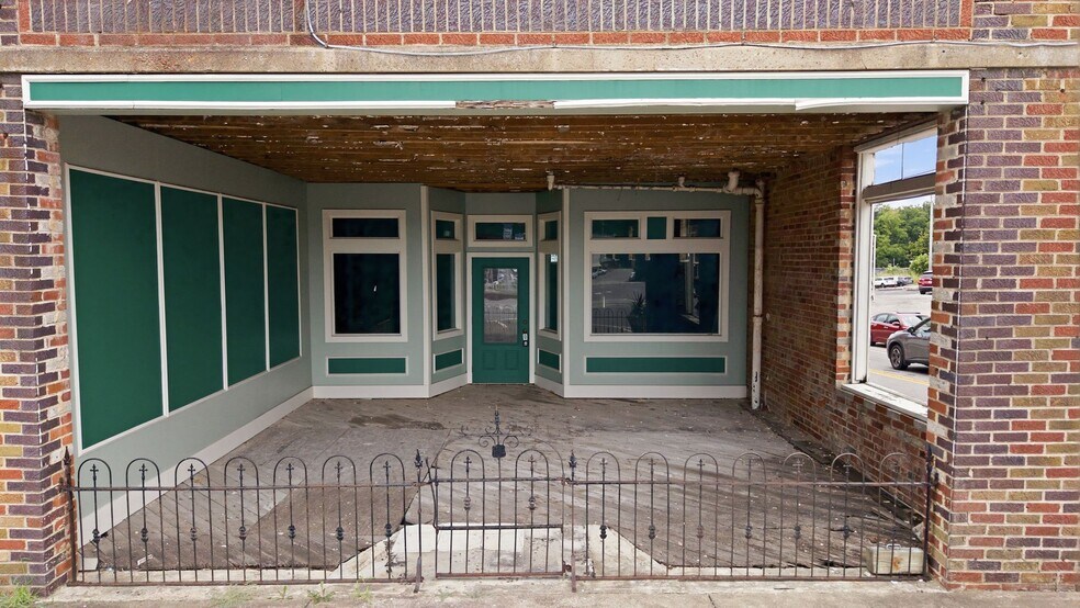 More Photos Of 1 Public Square Red Boiling Springs Sq, Lafayette Showroom For Sale