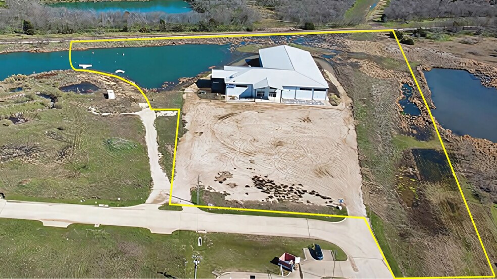 More Photos Of 1705 South I-45 East, Corsicana Showroom For Lease