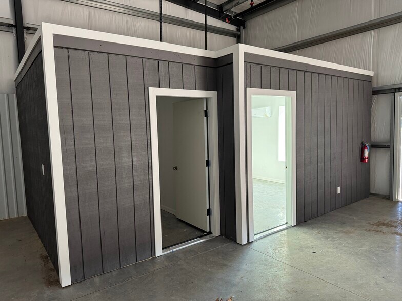 More Photos Of 4900 Dundee Rd, Winter Haven Light Manufacturing For Lease