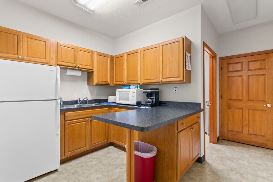 More Photos Of 3901 Pintail Dr, Springfield Office For Sale