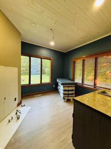 More Photos Of 1629 Harding Blvd, Cotter Medical For Sale