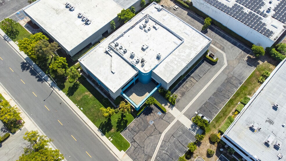 More Photos Of 5 Vanderbilt, Irvine Light Manufacturing For Sale