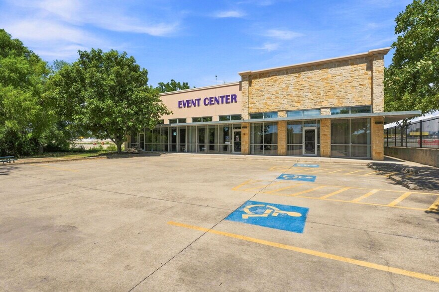 More Photos Of 11055 N IH-35, Austin Storefront For Lease