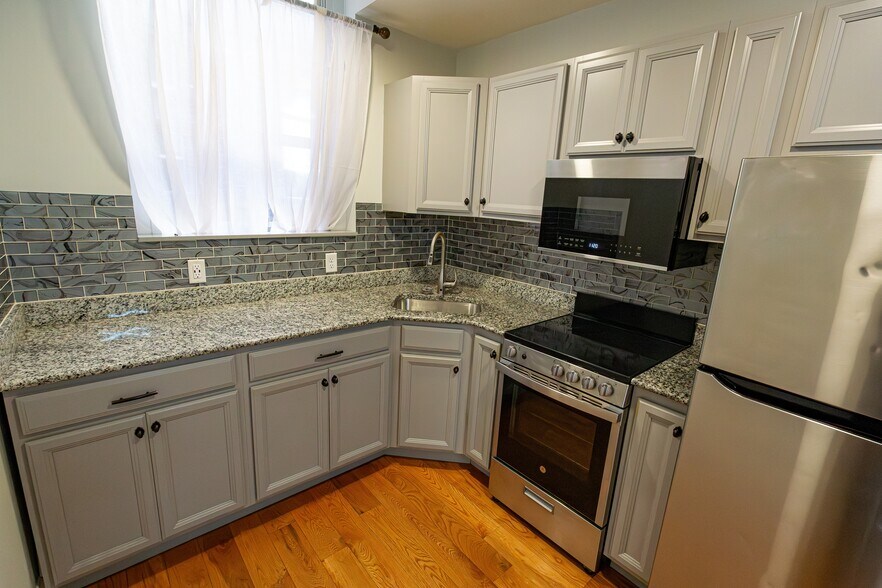 More Photos Of 37 Maiden Ln, Albany Storefront Retail Office For Sale