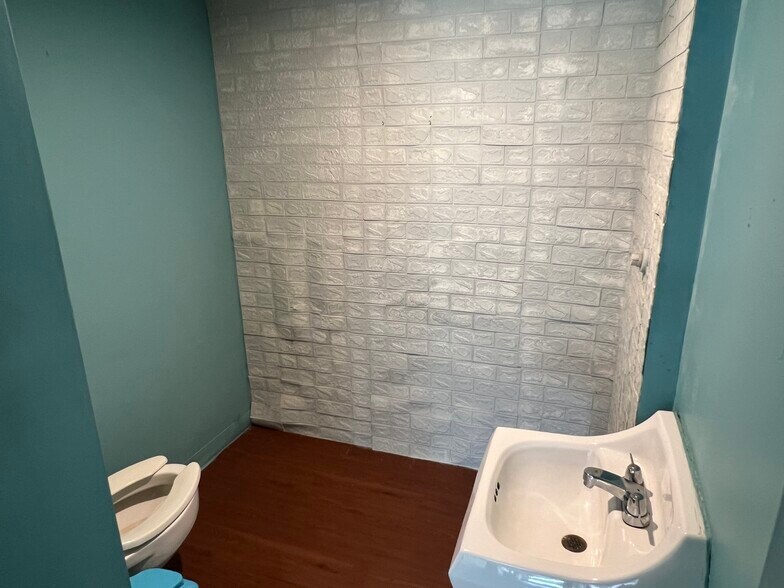 More Photos Of 2209 Camden Ave, Parkersburg Freestanding For Sale