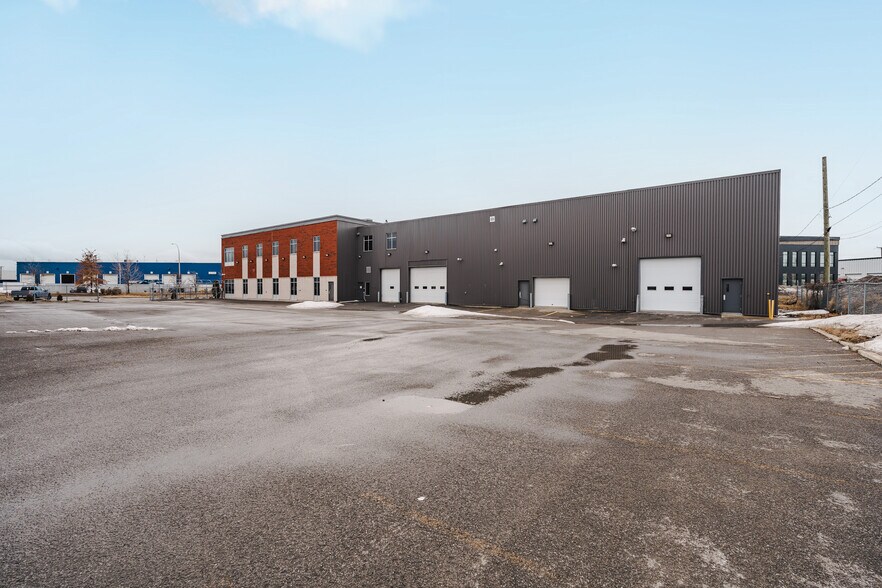 More Photos Of 5000 Rue Bernard-Lefebvre, Laval Light Distribution For Lease