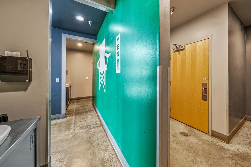 More Photos Of 1863 NW Washington Blvd, Grants Pass General Retail For Sale