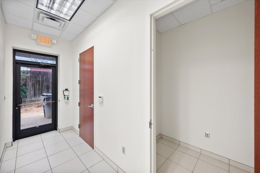 More Photos Of 820 Central Dr, Colleyville Office For Sale