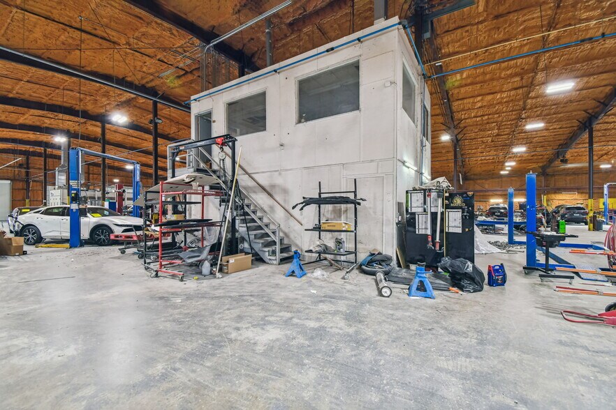 More Photos Of 4811 W Sligh Ave, Tampa Warehouse For Lease