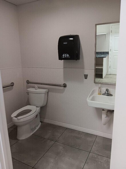 More Photos Of 5406 Hoover Blvd, Tampa Office For Lease