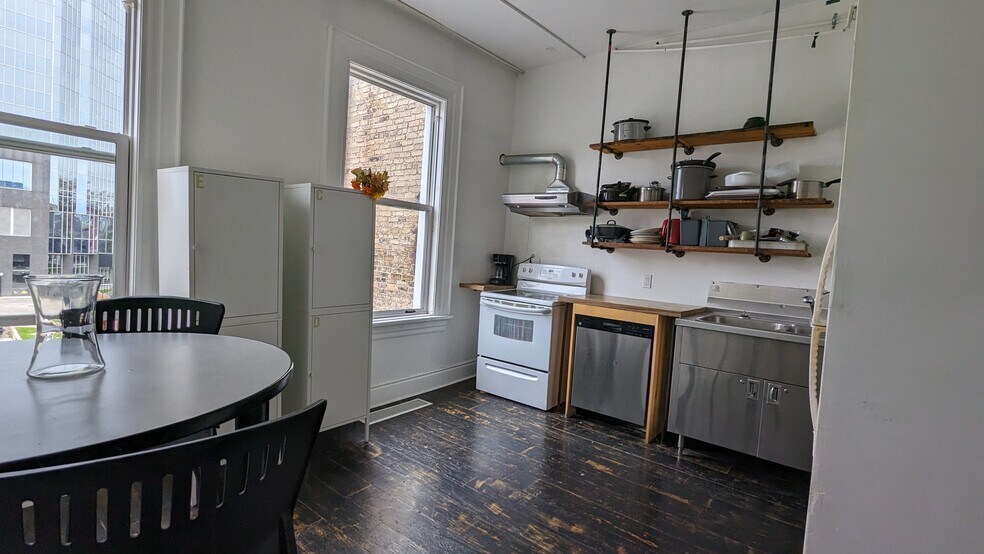 More Photos Of 252 Dundas St, London Storefront Retail Office For Sale