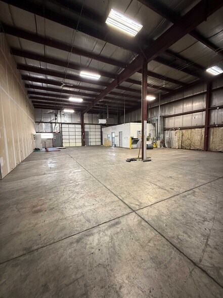 More Photos Of 937 E 53rd St, Davenport Warehouse For Lease
