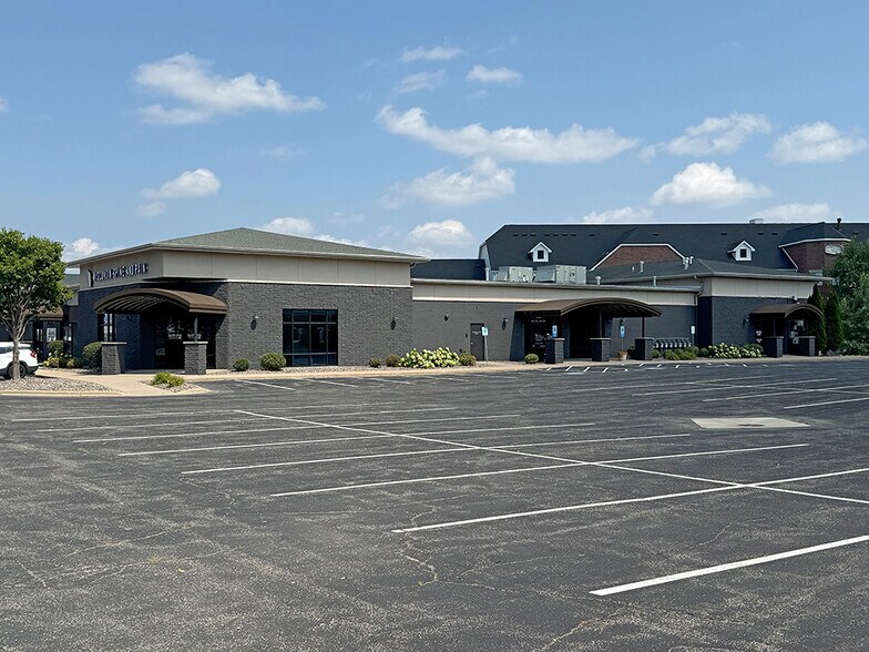 More Photos Of 1600-1688 N Casaloma Dr, Grand Chute General Retail For Lease