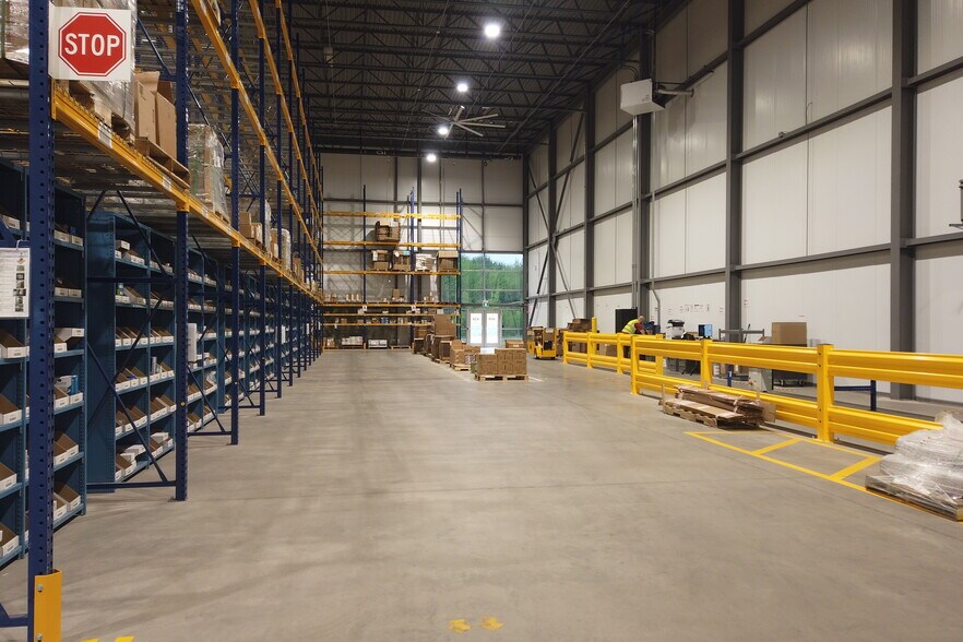 More Photos Of 1245 De L'aviation Av, Dieppe Manufacturing For Lease