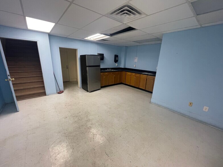 More Photos Of 109 E Hardin St, Greeneville Flex For Sale