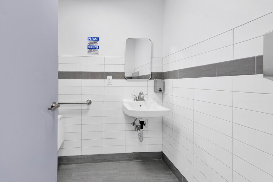 More Photos Of 505 168th 4th Fl St, New York Healthcare For Lease