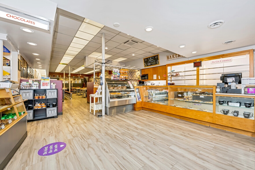 More Photos Of 716 Fort St, Victoria Storefront For Sale