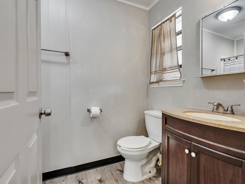 More Photos Of 280 Broken Arrow Marina, Livingston Hotel For Sale