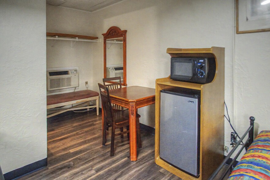 More Photos Of 801 W Broadway Ave, Bloomfield Hotel For Sale