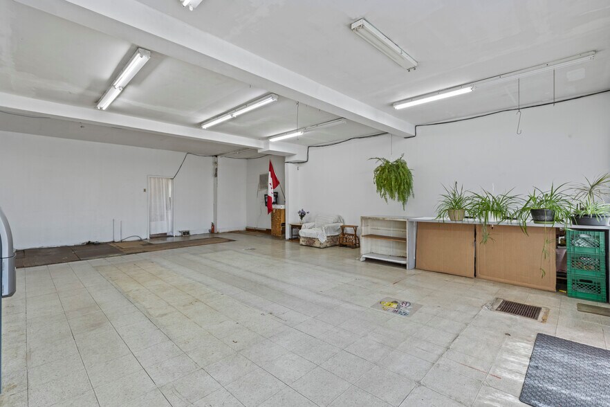 More Photos Of 125 Tolton Ave, Hamilton Department Store For Lease