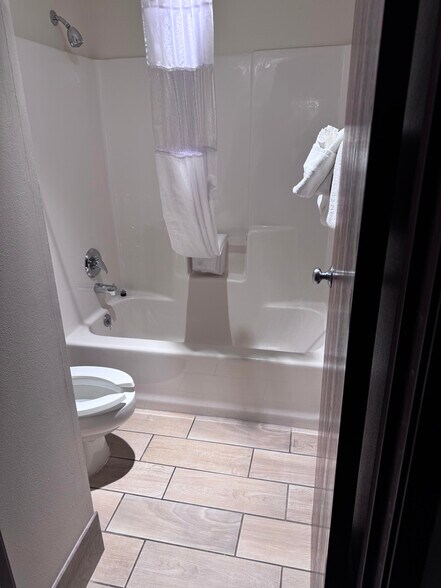 More Photos Of 6460 Dixie Hwy, Bridgeport Hotel For Sale