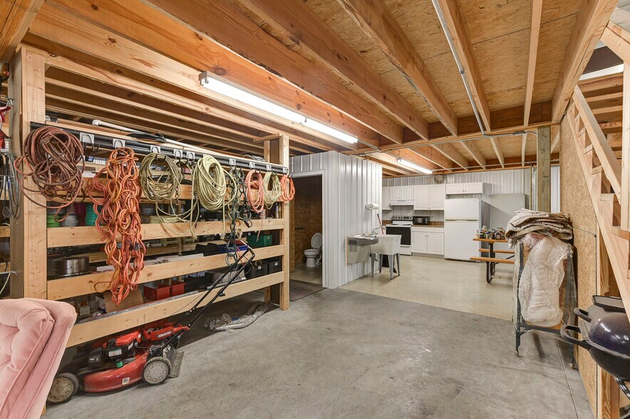 More Photos Of 108 Prides Way, Lexington Light Distribution For Sale