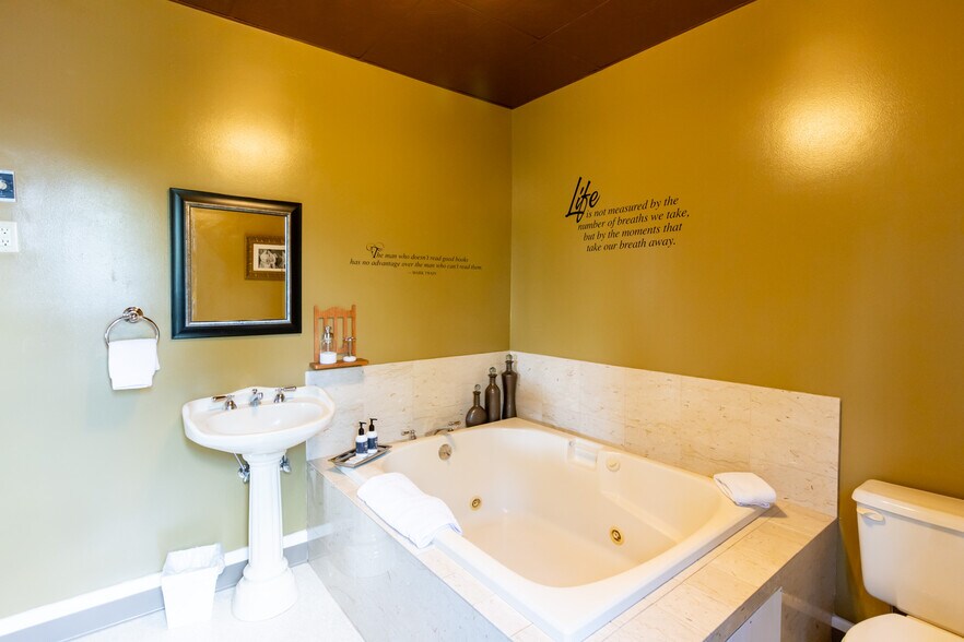 More Photos Of 40 SE Heimrich St, Dufur Hotel For Sale