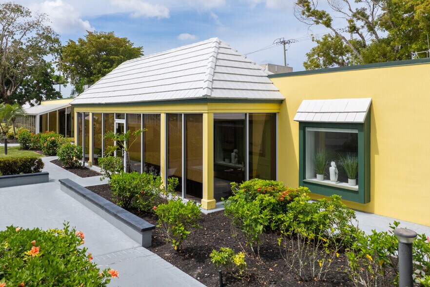 More Photos Of 13451 Mcgregor Blvd, Fort Myers Freestanding For Lease