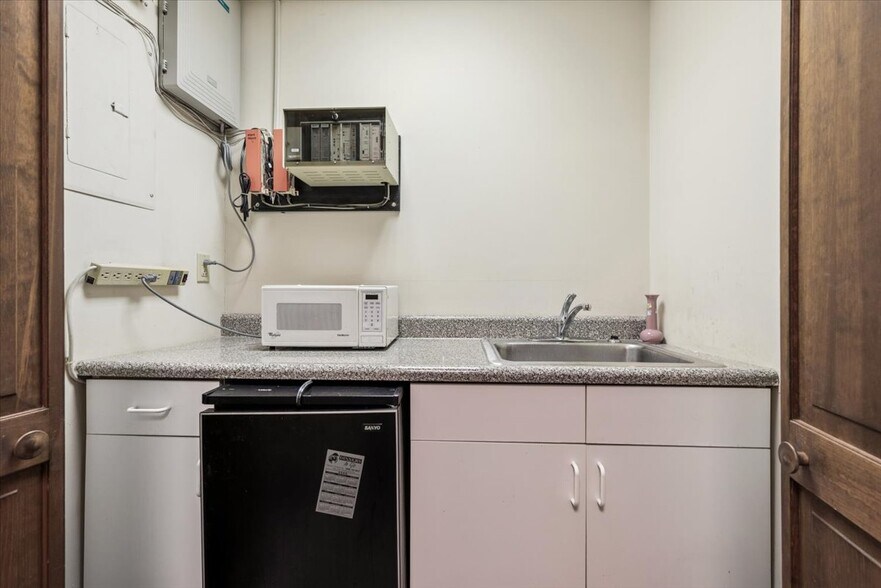 More Photos Of 1130 US Highway 202 S, Raritan Medical For Sale