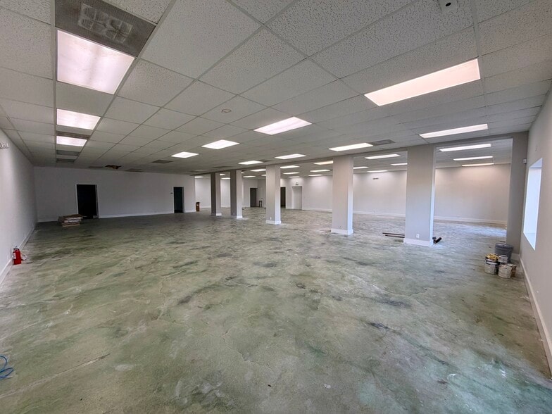 More Photos Of 900-932 Northlake Blvd, North Palm Beach Veterinarian Kennel For Lease