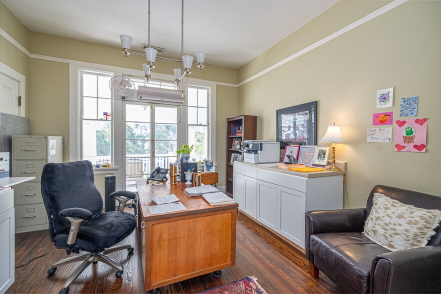 More Photos Of 18 E 34th St, Savannah Office Residential For Lease