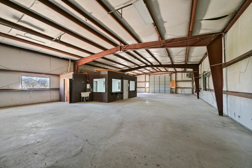 More Photos Of 314 E Walker St, League City Warehouse For Lease