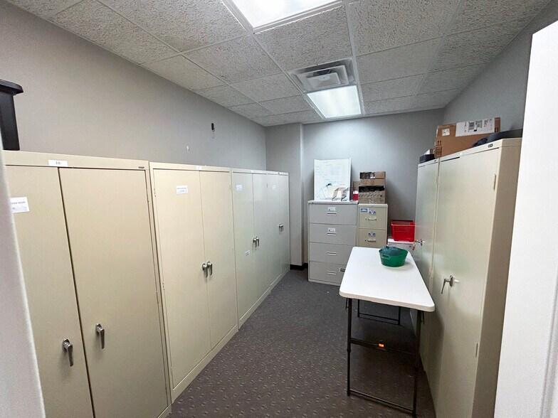 More Photos Of 1721 McIntosh Dr, Bowling Green Office For Sale