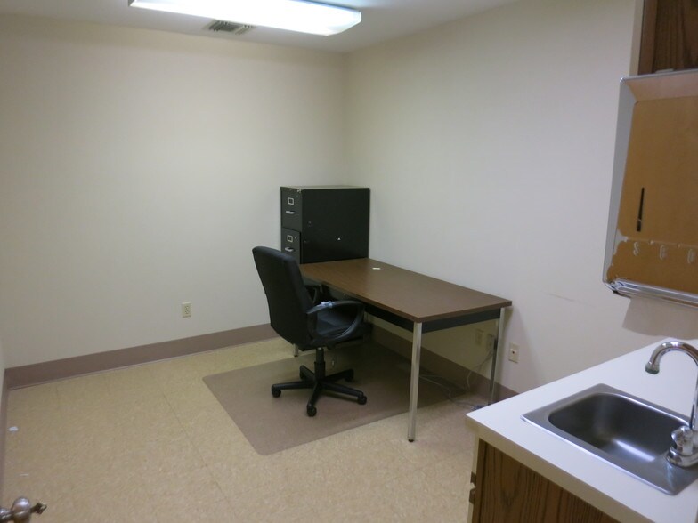 More Photos Of 920 Lawn Ave, Sellersville Medical For Sale