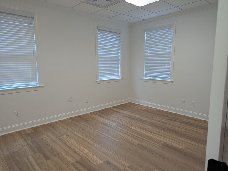 More Photos Of 1905 Woodstock Rd, Roswell Office For Lease