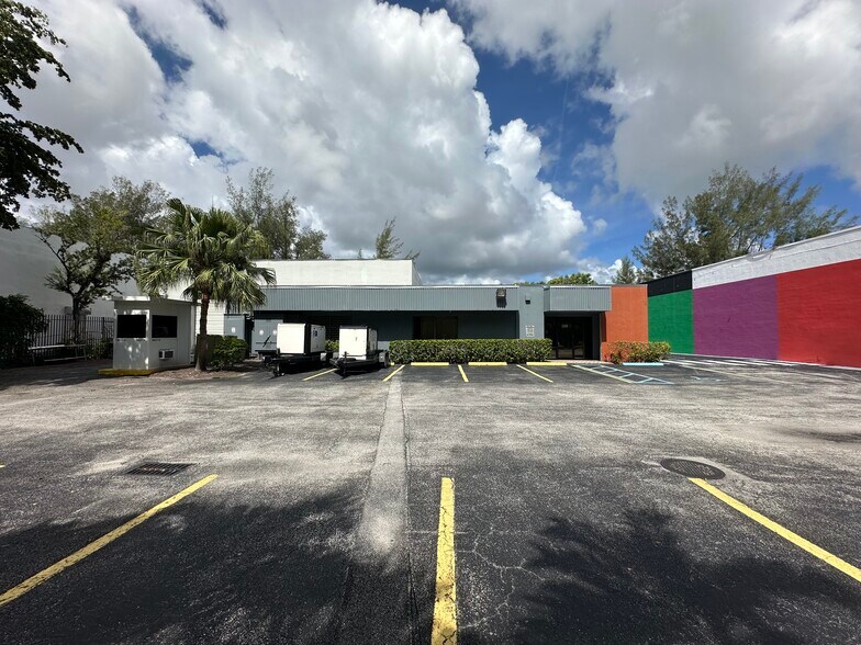 More Photos Of 2350 NW 96th Ave, Doral Flex For Lease