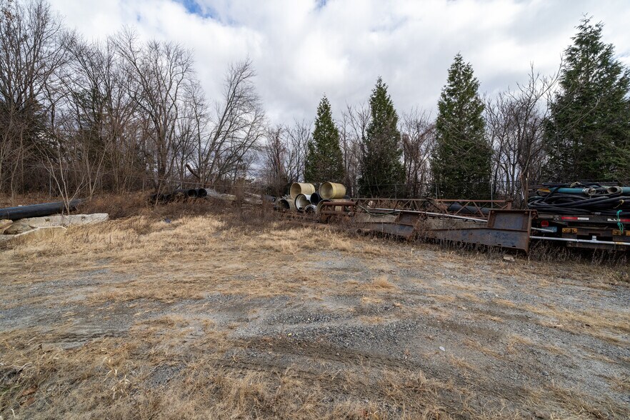 More Photos Of 10 Park Dr, Franklin Warehouse For Lease