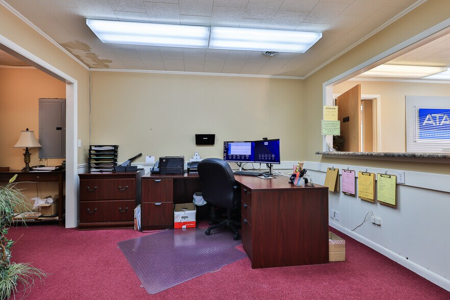 More Photos Of 308 N Lindell St, Martin Office For Sale