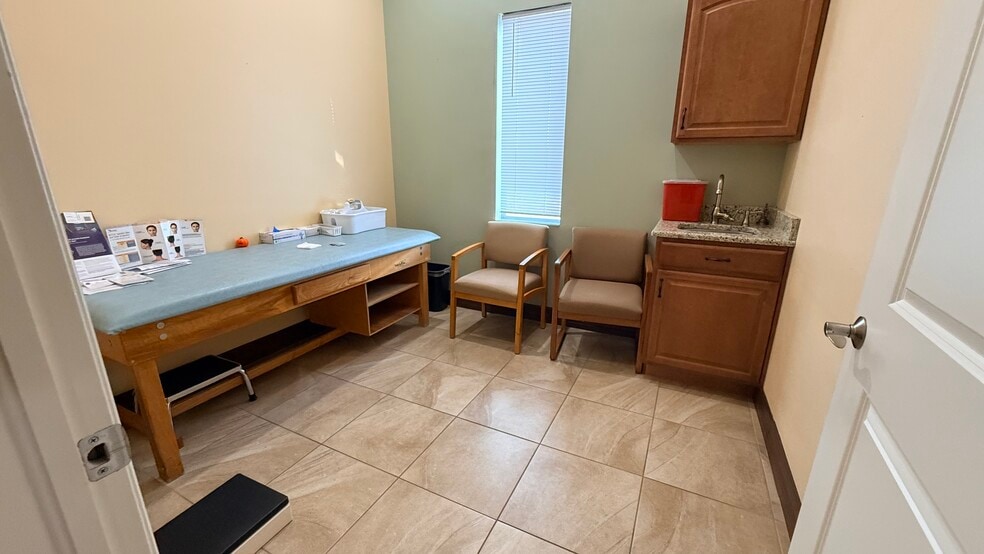 More Photos Of 717 Imar Dr, Sun City Center Medical For Lease
